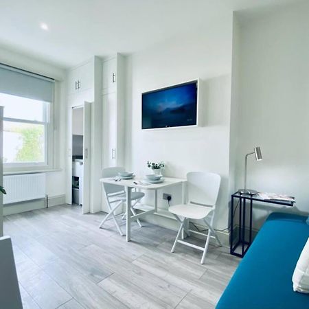 Apt 08 Beachside Beauty Central Studio Steps From Cafes Brighton Bagian luar foto