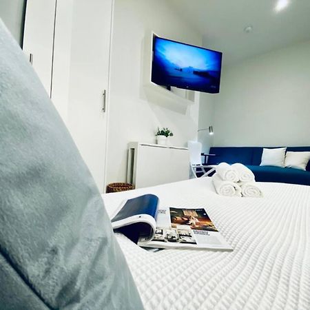 Apt 08 Beachside Beauty Central Studio Steps From Cafes Brighton Bagian luar foto